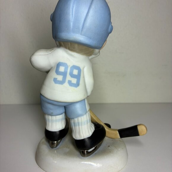 Precious Moments Enesco "Let's Keep Our Eye's on the Goal" figurine 1998 - Picture 3 of 5